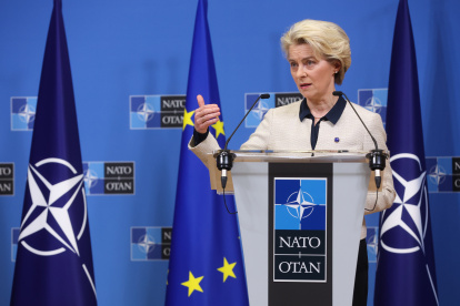 La presidenta de la Comisión Europea, Ursula von der Leyen, ofrece una rueda de prensa conjunta con el presidente del Consejo Europeo, Charles Michel, y el secretario general de la OTAN, Jens Stoltenberg /STEPHANIE LECOCQ