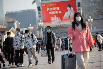 Pasajeros con mascarilla en Pekín. EFE/EPA/WU HAO