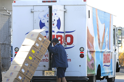 Trabajo.- Un colaborador de la empresa Bimbo transporta los productos.