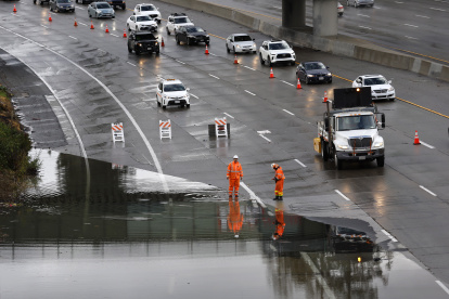 Vista de una carretera inundada por las tormentas en San José, California (EE.UU.), este 10 de enero de 2023. EFE/EPA/Josie Lepe