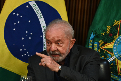 El presidente de Brasil, Luiz Inacio Lula da Silva, participa de una reunión con gobernadores en el Palacio de Planalto, en Brasilia (Brasil), este 9 de enero de 2023. EFE/André Borges