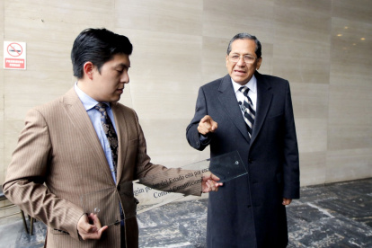 Remoción. El asambleísta Luis Almeida y uno de los asesores de su colega de bancada Pablo Muentes quitan la “placa de la infamia”.