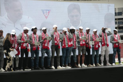 Los doce jugadores que llegaron a los albos recibieron el cariño de los hinchas de Liga de Quito.