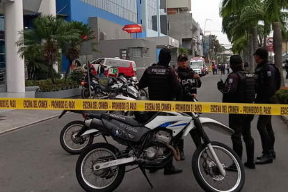 La zona en los alrededores de la clínica se encuentran custodiados por la Policía Nacional