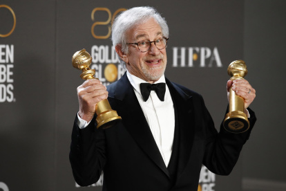 El director estadounidense Steven Spielberg posa con los premios a Mejor Director de Película y Mejor Película de Drama durante la 80ª entrega anual de los Globos de Oro, este 10 de enero de 2023.