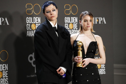Las actrices estadounidenses Emma D"Arcy (i) y Milly Alcock (d), protagonistas de la serie "House of the Dragon", fueron registradas este martes, 10 de enero, al posar con el Globo de Oro otorgado a la mejor serie dramática, en Beverly Hills (California, EE.UU.).