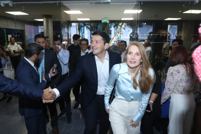 Francisco Jiménez llegando con su esposa, Brigitte Andrade.