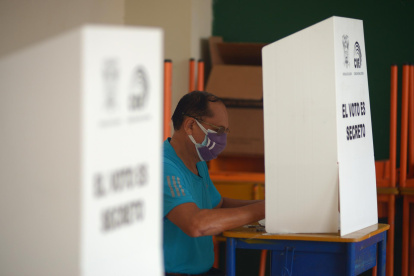 Un hombre vota en un centro electoral en Guayaquil (Ecuador), en una fotografía de archivo.