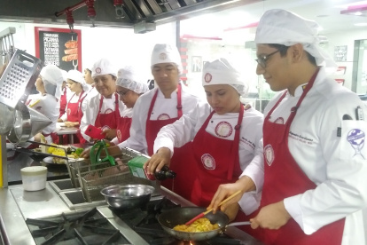 Gastronomía.- Alumnos en la Escuela Culinaria de Las Américas.