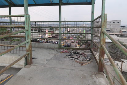 Un puente peatonal se vuelve un botadero de basura