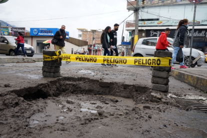Ajaví. Después de solventar la rotura, la calle quedó sin ser arreglada y dificultando el tránsito