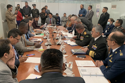 El ministro Luis Lara llegó acompañado por toda la cúpula de las Fuerzas Armadas.