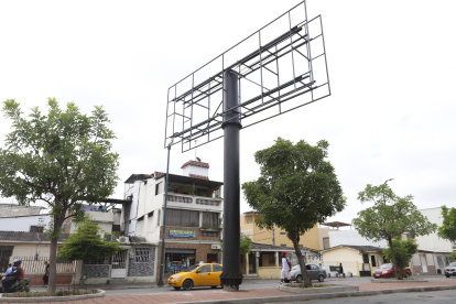 TEMA DE LAS VALLAS QUE NO TIENEN PERMISO Y ESTAN CLAUSURADAS, POR EL CENTRO DE LA CIUDAD, 10 DE ENERO  DEL 2023- AMELIA ANDRADE Guayaquil-Ecuador Agencia (Ag-ecpreso)