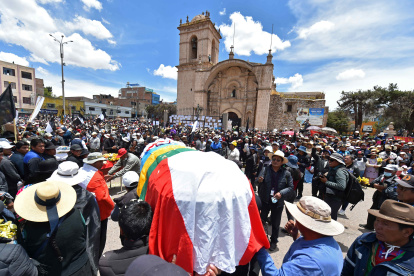 Decenas de personas asisten a una gran misa para los fallecidos esta semana durante las protestas, hoy, en la Plaza de Armas de Juliaca (Perú). La crisis política en Perú continúa agravándose después de los sucesos en Juliaca (sur del país), donde al menos 17 personas fallecieron este lunes en protestas anti gubernamentales en las inmediaciones del aeropuerto local. EFE/ Stringer