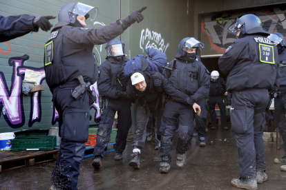 La policía trata de controlar a los manifestantes en el pueblo de Lützerath, al oeste de Alemania./ EFe