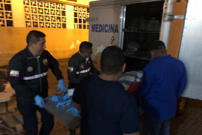 Aguas Verdes. Personal del área forense de la policía de Perú, recoge el cuerpo del ecuatoriano asesinado.