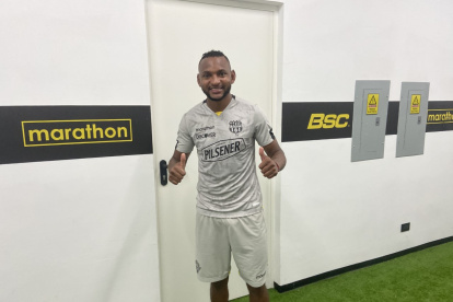 El centrocampista ecuatoriano de 29 años fue presentado en Barcelona y ya se puso la amarilla.