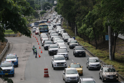 Hecho. Frente al tráfico, la ciudadanía exige obras seguras para cruzar.