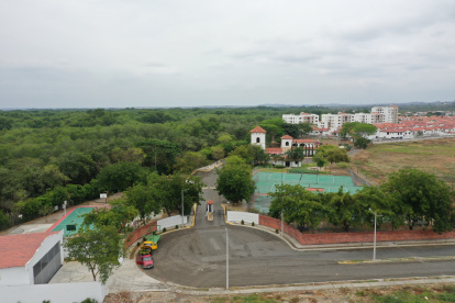 Hecho. Los habitantes hablan de la urgencia de reestructurar los terrenos para tener más calles de acceso que eviten los atascos en la única vía existente.