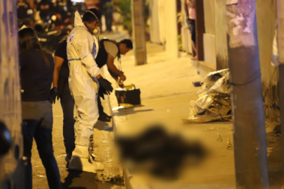 Agentes de la Policía llegaron hasta el lugar para realizar el levantamiento del cuerpo.