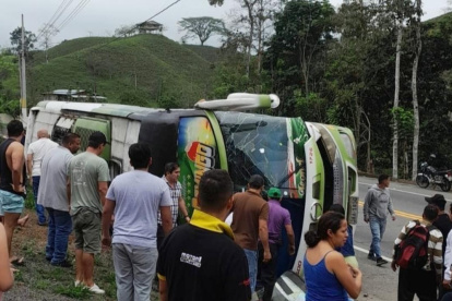 En diciembre, cinco adultos y un menor de edad fallecieron por el volcamiento de un bus en Manabí.