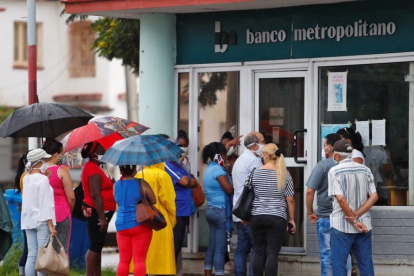 El Banco Central de Cuba fija límites al retiro de dinero para las personas naturales.