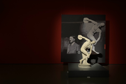 Vista del "Discobolo Lancellotti", una apreciada réplica de la escultura homónima de Mirón que fue cedida a Adolf Hitler en 1938 y permaneció en Mónaco hasta 1948, en la muestra "Arte Liberata 1937-1947", abierta hasta el 10 de abril en las Escuderías del Palacio del Quirinal de Roma, la sede de la presidencia de la República italiana.