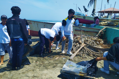 Acción. Los estudiantes se sumaron a la minga que se hizo en el cantón.