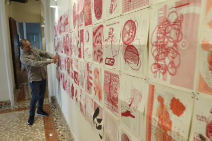 Itinerario. Ilich Castillo narra ante su obra ‘Autohistoria con ventilador’, lo que implicó el proceso creativo.