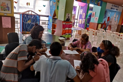 Actividad. Un grupo de jóvenes asisten a una de los talleres en las salas del núcleo del Guayas de la Casa de la Cultura Ecuatoriana.