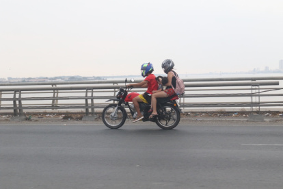 En ocasiones van hasta cuatro personas en una misma moto