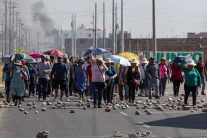 Un grupo de personas protestan en la ciudad de Tacna, (Perú). EFE/Rafael Arancibia