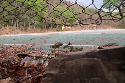 Las canchas. No cuentan con las condiciones mínimas para ser utilizadas por los residentes. Los dos arcos de fútbol, por ejemplo, están rotos como se observa en la imagen.