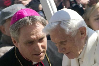 (izq), secretario y leal colaborador del papa Benedicto XVI hasta su muerte el pasado 31 de diciembre. EFE/Claudio