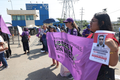 En los alrededores de la cárcel regional, la madre de María Belén Bernal y simpatizantes permanecieron durante la audiencia.
