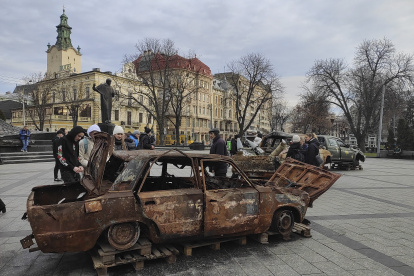 Coches en una plaza de Leópolis. Voluntarios civiles se apresuran a conseguir miles de coches en el extranjero para los soldados ucranianos en el frente, donde la movilidad es con frecuencia clave para su supervivencia y éxito militar. EFE/ Rostyslav Averchuk