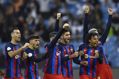 Los jugadores del FC. Barcelona celebran durante la tanda de penales.