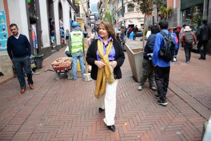 Nació en Ancón, Santa Elena, tiene 58 años de edad y desde los tres vive en Quito; es licenciada en Sociología y Ciencias Políticas.