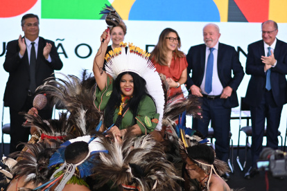 La nueva ministra de los Pueblos Indígenas de Brasil, Sonia Guajajara, participa en un acto hoy, en Brasilia (Brasil). La lucha por acabar con las desigualdades por raza en Brasil será el principal reto de Anielle Franco, quien asumió este miércoles como ministra de Igualdad Racial en el Gobierno de Luiz Inácio Lula da Silva en medio de un sentido homenaje a su hermana Marielle Franco. EFE/ Andre Borges