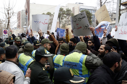 La policía interviene mientras la gente protesta frente a la embajada francesa en Teherán, Irán, el 11 de enero de 2023