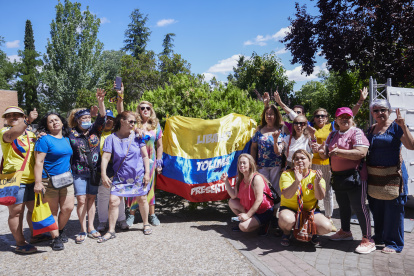 Fotografía de archivo (19/06/2022) de ciudadanos colombianos residentes en España. EFE/Luca Piergiovanni