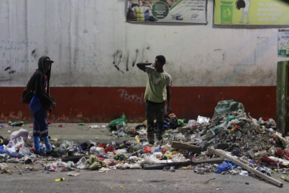 En las noches, personas hurgan entre las fundas de basura y desechos en busca de algo valioso