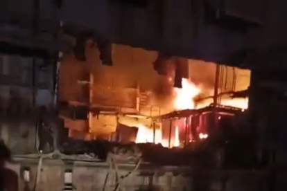 Escenario. La embarcación se encontraba anclada en el muelle Las Esclusas. Bomberos Guayaquil controló el flagelo