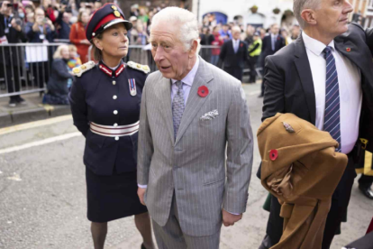El rey Carlos III luego de que un huevo fuera arrojado por un joven en dirección a él, en una ceremonia Micklegate Bar, en Nueva York.