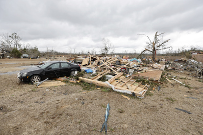 Vista de los daños causador por un tornado en el condado de Autauga en Pine Level, Alabama, Estados Unidos, este 13 de enero de 2023. EFE/Erik S. Lesser