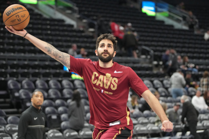 El español Ricky Rubio de Cleveland Cavaliers, durante el calentamiento antes del juego de la NBA entre Cleveland Cavaliers y los Utah Jazz.
