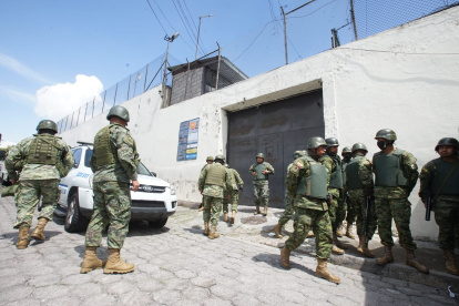 Los agentes policiales ejecutan el protocolo de emergencia