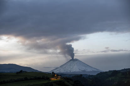 Fotografía del volcán Cotopaxi, con una fumarola de gas y ceniza, visto hoy desde la ciudad de Quito (Ecuador).