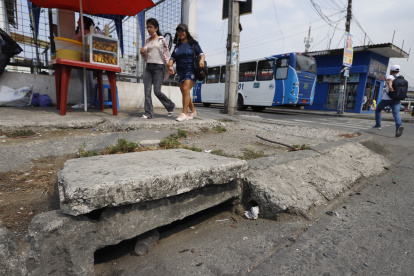 Así permanecen las aceras en el kilómetro 4 de la vía Daule. A una persona en silla de ruedas le resulta imposible circular, denuncia la comunidad.