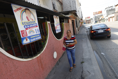 Indiferencia. Los peatones que pasan cerca de la propaganda electoral prefieren mirar a otro lado.